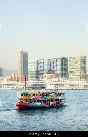 Hongkong Ferry; eine farbenfrohe Fähre, die an einem sonnigen Tag über den Hafen von Hongkong fährt; Hongkong Asia Stockfoto