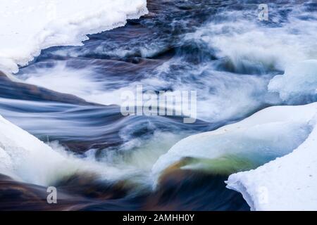 Cedar Creek innerhalb Cedarburgs friert aufgrund der Stürze, die 60 Fuß in den unteren Abschnitt des Baches fallen, nur selten über. Konstante Frosttauchzyklen Stockfoto
