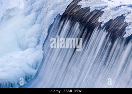Cedar Creek innerhalb Cedarburgs friert aufgrund der Stürze, die 60 Fuß in den unteren Abschnitt des Baches fallen, nur selten über. Konstante Frosttauchzyklen Stockfoto