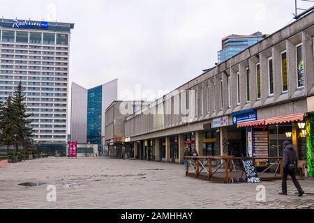 Vilnius, Litauen - 15. Dezember 2019: Stadtbild des modernen Teils im Zentrum von Wilna bei Sonnenuntergang Stockfoto