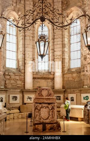 Touristische Erkundung der Ausstellung im Archäologischen Museum Carmo mit Sarkophag von König Fernando I. im Vordergrund. Stockfoto