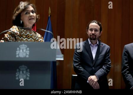 Madrid Spanien; 13.01.2020.- Pablo Iglesias (R) Zweiter Vizepräsident der spanischen Regierung und Minister für soziale Rechte und Agenda 2030 sowie Carmen Calvo Ministerin des Präsidiums, Beziehungen zu Den Gerichten und demokratische Erinnerung bei seiner Amtseinführung als Minister und Austausch von Ministerportfolios im Hauptsitz des Gesundheitsministeriums. Iglesias gehört der United We Party (Unidas Podemos) und Garzón a United Rigth (Izquierda Unida) an, die Koalition mit dem Präsidenten Spaniens Pedro Sánchez von der Socialist Workers Party (Psoe)Foto: Juan Carlos Rojas/Picture Alliance   usage wo Stockfoto