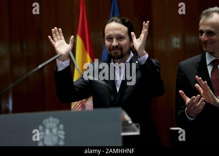 Madrid Spanien; 13.01.2020.- Pablo Iglesias (L) Zweiter Vizepräsident des spanischen Gouvernements Minister für soziale Rechte und Agenda 2030 und Pedro Duque Wissenschaftsminister. Bei seiner Amtseinführung als Minister und dem Austausch von Ministerportfolios im Sitz des Gesundheitsministeriums. Iglesias gehört der United We Party (Unidas Podemos) und Garzón a United Rigth (Izquierda Unida) an, die Koalition mit dem Präsidenten Spaniens Pedro Sánchez von der Socialist Workers Party (Psoe) Foto: Juan Carlos Rojas/Picture Alliance   Usage Worldwide Stockfoto