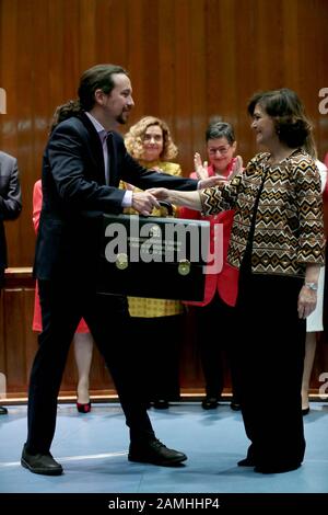 Madrid Spanien; 13.01.2020.- Pablo Iglesias (L) Zweiter Vizepräsident der spanischen Regierung und Minister für soziale Rechte und Agenda 2030 sowie Carmen Calvo Ministerin des Präsidiums, Beziehungen zu Den Gerichten und demokratische Erinnerung bei seiner Amtseinführung als Minister und Austausch von Ministerportfolios im Hauptsitz des Gesundheitsministeriums. Iglesias gehört der United We Party (Unidas Podemos) und Garzón a United Rigth (Izquierda Unida) an, die Koalition mit dem Präsidenten Spaniens Pedro Sánchez von der Socialist Workers Party (Psoe)Foto: Juan Carlos Rojas/Picture Alliance   usage wo Stockfoto