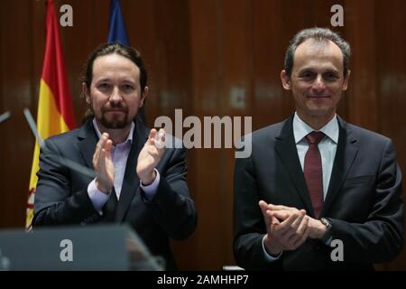 Madrid Spanien; 13.01.2020.- Pablo Iglesias (L) Zweiter Vizepräsident des spanischen Gouvernements Minister für soziale Rechte und Agenda 2030 und Pedro Duque Wissenschaftsminister. Bei seiner Amtseinführung als Minister und dem Austausch von Ministerportfolios im Sitz des Gesundheitsministeriums. Iglesias gehört der United We Party (Unidas Podemos) und Garzón a United Rigth (Izquierda Unida) an, die Koalition mit dem Präsidenten Spaniens Pedro Sánchez von der Socialist Workers Party (Psoe) Foto: Juan Carlos Rojas/Picture Alliance   Usage Worldwide Stockfoto