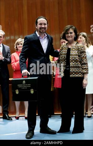 Madrid Spanien; 13.01.2020.- Pablo Iglesias (L) Zweiter Vizepräsident der spanischen Regierung und Minister für soziale Rechte und Agenda 2030 sowie Carmen Calvo Ministerin des Präsidiums, Beziehungen zu Den Gerichten und demokratische Erinnerung bei seiner Amtseinführung als Minister und Austausch von Ministerportfolios im Hauptsitz des Gesundheitsministeriums. Iglesias gehört der United We Party (Unidas Podemos) und Garzón a United Rigth (Izquierda Unida) an, die Koalition mit dem Präsidenten Spaniens Pedro Sánchez von der Socialist Workers Party (Psoe)Foto: Juan Carlos Rojas/Picture Alliance   usage wo Stockfoto