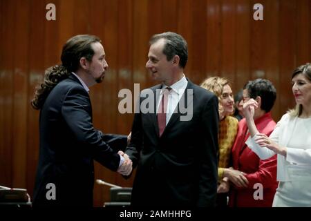 Madrid Spanien; 13.01.2020.- Pablo Iglesias (L) Zweiter Vizepräsident des spanischen Gouvernements Minister für soziale Rechte und Agenda 2030 und Pedro Duque Wissenschaftsminister. Bei seiner Amtseinführung als Minister und dem Austausch von Ministerportfolios im Sitz des Gesundheitsministeriums. Iglesias gehört der United We Party (Unidas Podemos) und Garzón a United Rigth (Izquierda Unida) an, die Koalition mit dem Präsidenten Spaniens Pedro Sánchez von der Socialist Workers Party (Psoe) Foto: Juan Carlos Rojas/Picture Alliance   Usage Worldwide Stockfoto