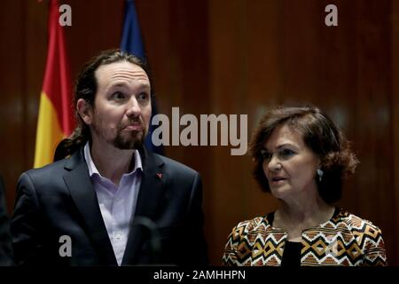 Madrid Spanien; 13.01.2020.- Pablo Iglesias (L) Zweiter Vizepräsident der spanischen Regierung und Minister für soziale Rechte und Agenda 2030 sowie Carmen Calvo Ministerin des Präsidiums, Beziehungen zu Den Gerichten und demokratische Erinnerung bei seiner Amtseinführung als Minister und Austausch von Ministerportfolios im Hauptsitz des Gesundheitsministeriums. Iglesias gehört der United We Party (Unidas Podemos) und Garzón a United Rigth (Izquierda Unida) an, die Koalition mit dem Präsidenten Spaniens Pedro Sánchez von der Socialist Workers Party (Psoe)Foto: Juan Carlos Rojas/Picture Alliance   usage wo Stockfoto