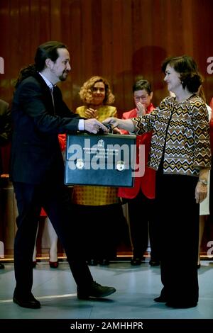 Madrid Spanien; 13.01.2020.- Pablo Iglesias (L) Zweiter Vizepräsident der spanischen Regierung und Minister für soziale Rechte und Agenda 2030 sowie Carmen Calvo Ministerin des Präsidiums, Beziehungen zu Den Gerichten und demokratische Erinnerung bei seiner Amtseinführung als Minister und Austausch von Ministerportfolios im Hauptsitz des Gesundheitsministeriums. Iglesias gehört der United We Party (Unidas Podemos) und Garzón a United Rigth (Izquierda Unida) an, die Koalition mit dem Präsidenten Spaniens Pedro Sánchez von der Socialist Workers Party (Psoe)Foto: Juan Carlos Rojas/Picture Alliance   usage wo Stockfoto