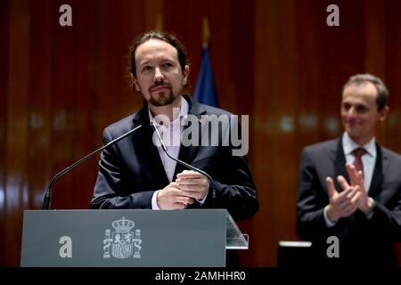 Madrid Spanien; 13.01.2020.- Pablo Iglesias (L) Zweiter Vizepräsident des spanischen Gouvernements Minister für soziale Rechte und Agenda 2030 und Pedro Duque Wissenschaftsminister. Bei seiner Amtseinführung als Minister und dem Austausch von Ministerportfolios im Sitz des Gesundheitsministeriums. Iglesias gehört der United We Party (Unidas Podemos) und Garzón a United Rigth (Izquierda Unida) an, die Koalition mit dem Präsidenten Spaniens Pedro Sánchez von der Socialist Workers Party (Psoe) Foto: Juan Carlos Rojas/Picture Alliance   Usage Worldwide Stockfoto