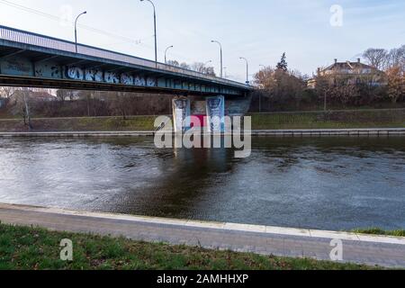 Vilnius, Litauen - 16. Dezember 2019: Brücke am Fluss Neris in Vilnius, Litauen Stockfoto