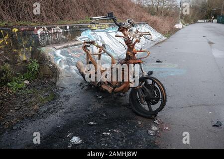 Januar 2020 - Roller In Bristol auf einem Fahrweg Ausgebrannt Stockfoto