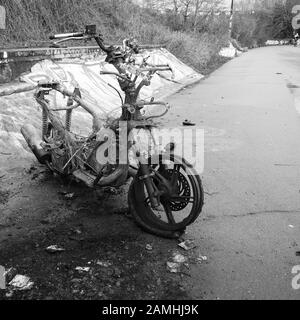 Januar 2020 - Roller In Bristol auf einem Fahrweg Ausgebrannt Stockfoto