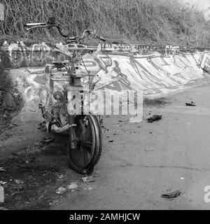 Januar 2020 - Roller In Bristol auf einem Fahrweg Ausgebrannt Stockfoto