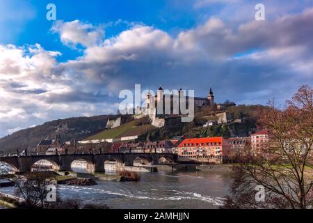 Blick auf die Festung Marienberg und Die Alte Mainbrücke, alte Mainbrücke in Würzburg, Teil der Romantischen Straße, Franconia, Bayern, Deutschland Stockfoto