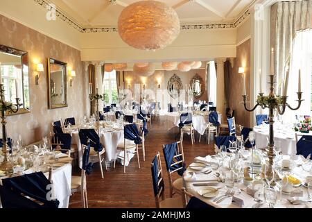 Tische und Stühle für die große Festfeier stehen für die Hochzeit Bereit. Stockfoto