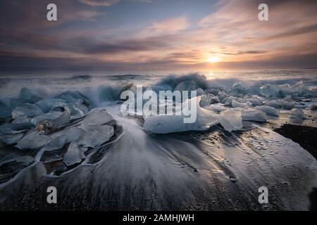 Diamantstrand, Eisblöcke in einem schwarzen Sandstrand Stockfoto