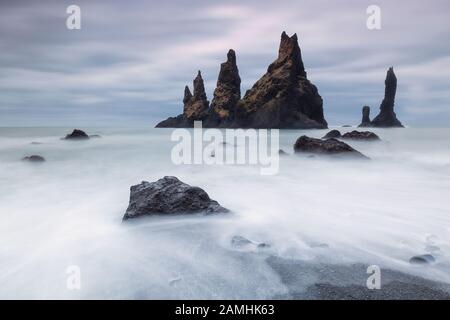Reynisdrangar, basaltische Felsformationen in der Nähe von Vik Stockfoto