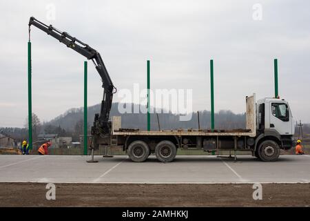 Polen, SILESIA-ruck mit hds auf einer Baustelle eines neuen Abschnitts der Amber Autobahn (Autostrada Bursztynowa) A1 um Tschenstochowa. Stockfoto