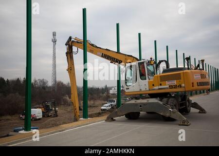 Polen, SILESIA- Liebherr-Bagger auf einer Baustelle eines neuen Abschnitts der Amber Autobahn (Autostrada Bursztynowa) A1 um Tschenstochowa. Stockfoto