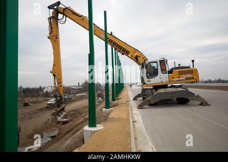 Polen, SILESIA- Liebherr-Bagger auf einer Baustelle eines neuen Abschnitts der Amber Autobahn (Autostrada Bursztynowa) A1 um Tschenstochowa. Stockfoto