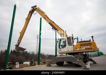 Polen, SILESIA- Liebherr-Bagger auf einer Baustelle eines neuen Abschnitts der Amber Autobahn (Autostrada Bursztynowa) A1 um Tschenstochowa. Stockfoto