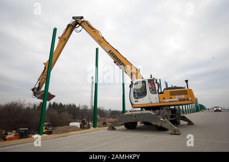 Polen, SILESIA- Liebherr-Bagger auf einer Baustelle eines neuen Abschnitts der Amber Autobahn (Autostrada Bursztynowa) A1 um Tschenstochowa. Stockfoto