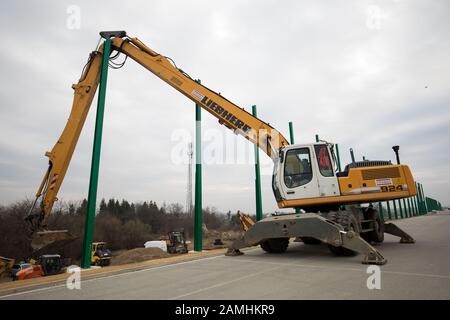 Polen, SILESIA- Liebherr-Bagger auf einer Baustelle eines neuen Abschnitts der Amber Autobahn (Autostrada Bursztynowa) A1 um Tschenstochowa. Stockfoto