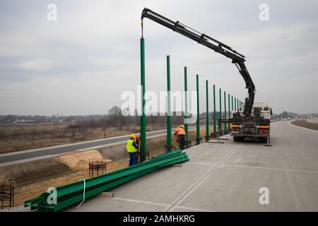 Polen, SILESIA-ruck mit hds auf einer Baustelle eines neuen Abschnitts der Amber Autobahn (Autostrada Bursztynowa) A1 um Tschenstochowa. Stockfoto