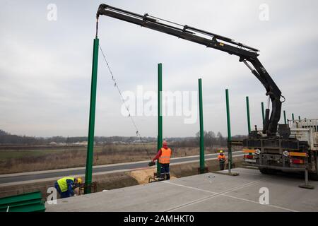 Polen, SILESIA-ruck mit hds auf einer Baustelle eines neuen Abschnitts der Amber Autobahn (Autostrada Bursztynowa) A1 um Tschenstochowa. Stockfoto