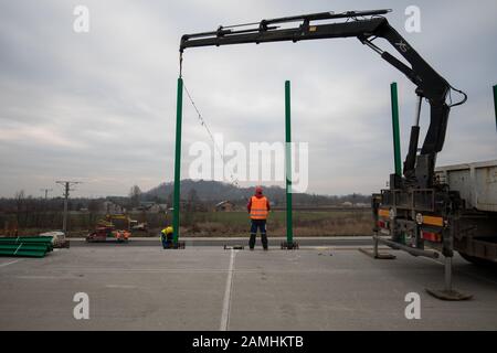 Polen, SILESIA-ruck mit hds auf einer Baustelle eines neuen Abschnitts der Amber Autobahn (Autostrada Bursztynowa) A1 um Tschenstochowa. Stockfoto