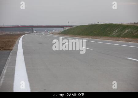 Polen,SILESIA- 25. November 2019: Ein neuer Abschnitt der Amber Autobahn (Autostrada Bursztynowa) A1 um Tschenstochowa. Stockfoto