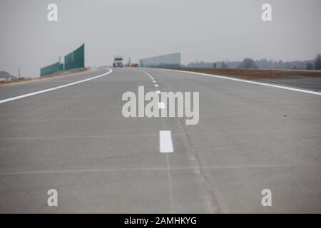 Polen,SILESIA- 25. November 2019: Ein neuer Abschnitt der Amber Autobahn (Autostrada Bursztynowa) A1 um Tschenstochowa. Stockfoto