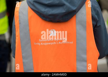 Polen, SILESIA - Bauarbeiter in einem orangefarbenen Arbeitsoutfit. Bau eines neuen Abschnitts der Amber Autobahn (Autostrada Bursztynowa) A1 Stockfoto