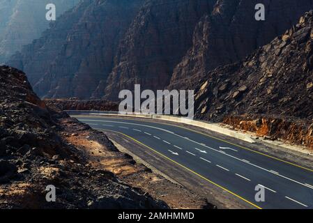 Wüsten-Winding-Bergstraße auf dem Jais-Berg in Ras al Khaimah, VAE Stockfoto