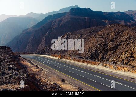 Wüsten-Winding-Bergstraße auf dem Jais-Berg in Ras al Khaimah, VAE Stockfoto