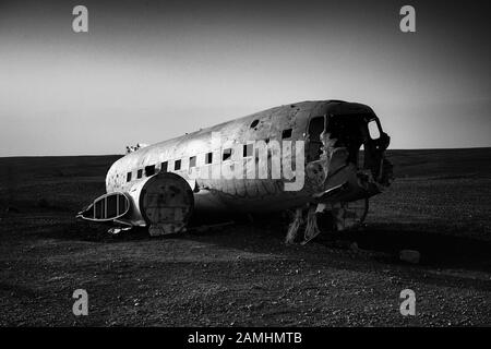 US Navy stürzte DC3 in Sólheimasandur bei Hofn in Island ab. Das Flugzeug stürzte 1973 mit 7 Mann Besatzung an Bord, die unverletzt waren. Stockfoto