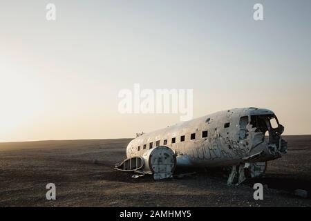 US Navy stürzte DC3 in Sólheimasandur bei Hofn in Island ab. Das Flugzeug stürzte 1973 mit 7 Mann Besatzung an Bord, die unverletzt waren. Stockfoto