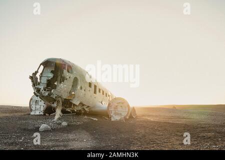 US Navy stürzte DC3 in Sólheimasandur bei Hofn in Island ab. Das Flugzeug stürzte 1973 mit 7 Mann Besatzung an Bord, die unverletzt waren. Stockfoto