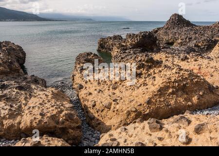 Blick auf einzigartige Felsformationen und Kieselsteine am Strand in der Nähe der Sansiantai Arch Bridge, Chenggong Township, Taitung County, Taiwan Stockfoto