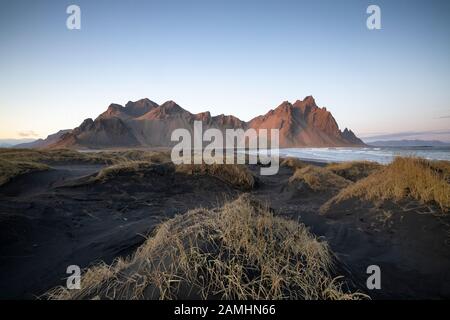 Vestrahorn Bergkette in Stokksnes, dem südlichen Kap von Island. Gipfel, die 454 m hoch sind und von schwarzen vulkanischen Sanddünen umgeben sind. Stockfoto