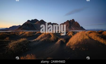 Vestrahorn Bergkette in Stokksnes, dem südlichen Kap von Island. Gipfel, die 454 m hoch sind und von schwarzen vulkanischen Sanddünen umgeben sind. Stockfoto