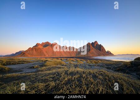 Vestrahorn Bergkette in Stokksnes, dem südlichen Kap von Island. Gipfel, die 454 m hoch sind und von schwarzen vulkanischen Sanddünen umgeben sind. Stockfoto