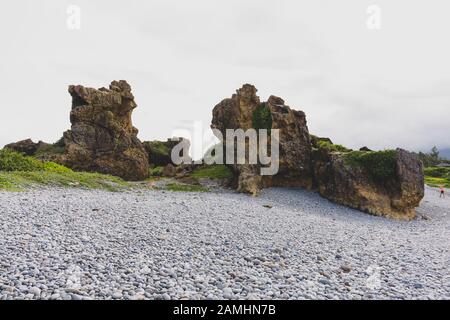 Blick auf einzigartige Felsformationen und Kieselsteine am Strand in der Nähe der Sansiantai Arch Bridge, Chenggong Township, Taitung County, Taiwan Stockfoto