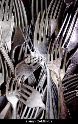 Vintage-Gabeln, Küchenbesteck in der Nähe. Hintergrund der alten Nickel- oder deutschen Silbergabeln. Selektives Fokusfoto. Stockfoto