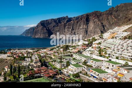 Kleines Resort von Los Gigantes für die riesigen Felsformationen, die durch den gleichen Namen bekannt. Stockfoto