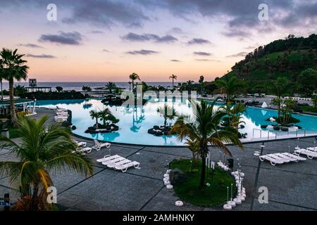 Sonnenuntergang Blick auf den Außenpool im Parque Marítimo César Manrique, ein Unterhaltungskomplex, entworfen von César Manrique. Stockfoto