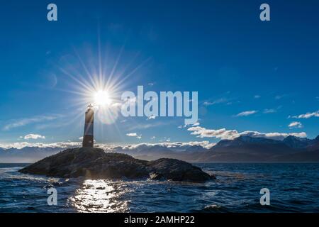 Leuchtturm Les Eclaireurs Silhouette gegen Sonnenlicht Strahlen am Ende der Welt in Ushuaia, Feuerland, Argentinien Stockfoto