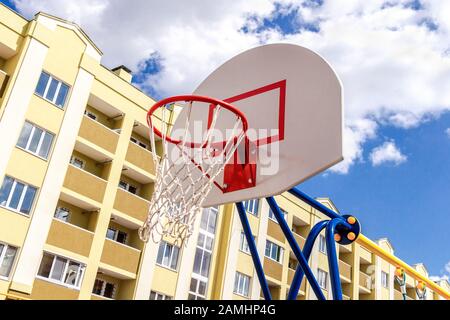 Basketball-Backboard im Hintergrund eines neuen Wohnhauses Stockfoto