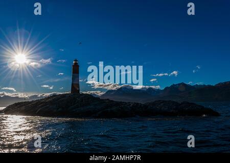 Leuchtturm Les Eclaireurs Silhouette gegen Sonnenlicht Strahlen am Ende der Welt in Ushuaia, Feuerland, Argentinien Stockfoto